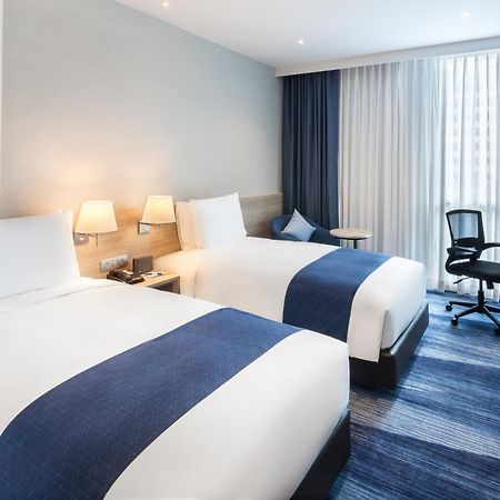 Holiday Inn Express Bangkok Soi Soonvijai By Ihg Zewnętrze zdjęcie