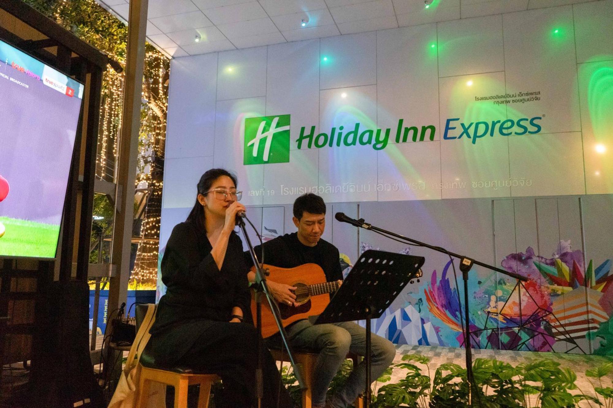 Holiday Inn Express Bangkok Soi Soonvijai By Ihg Zewnętrze zdjęcie