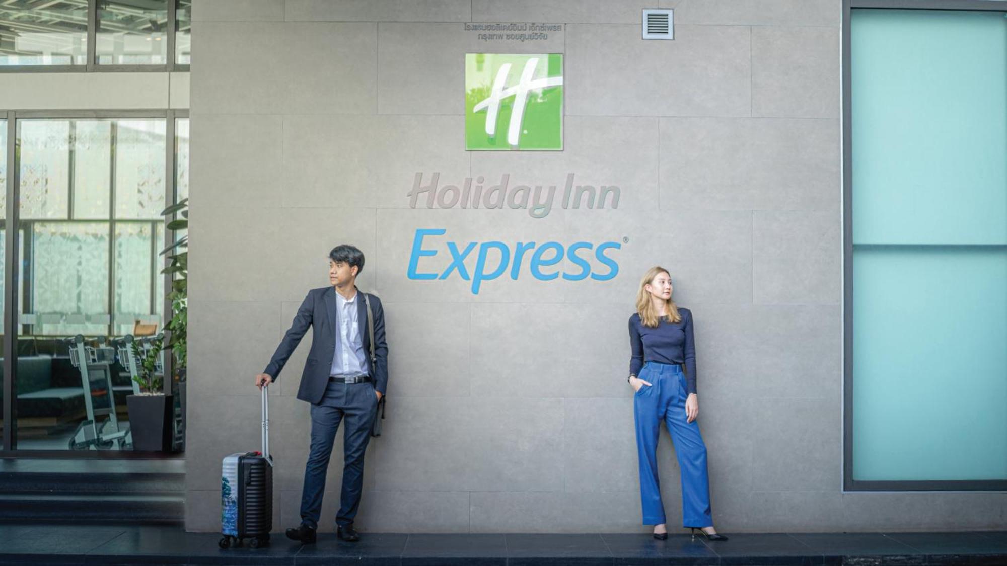 Holiday Inn Express Bangkok Soi Soonvijai By Ihg Zewnętrze zdjęcie